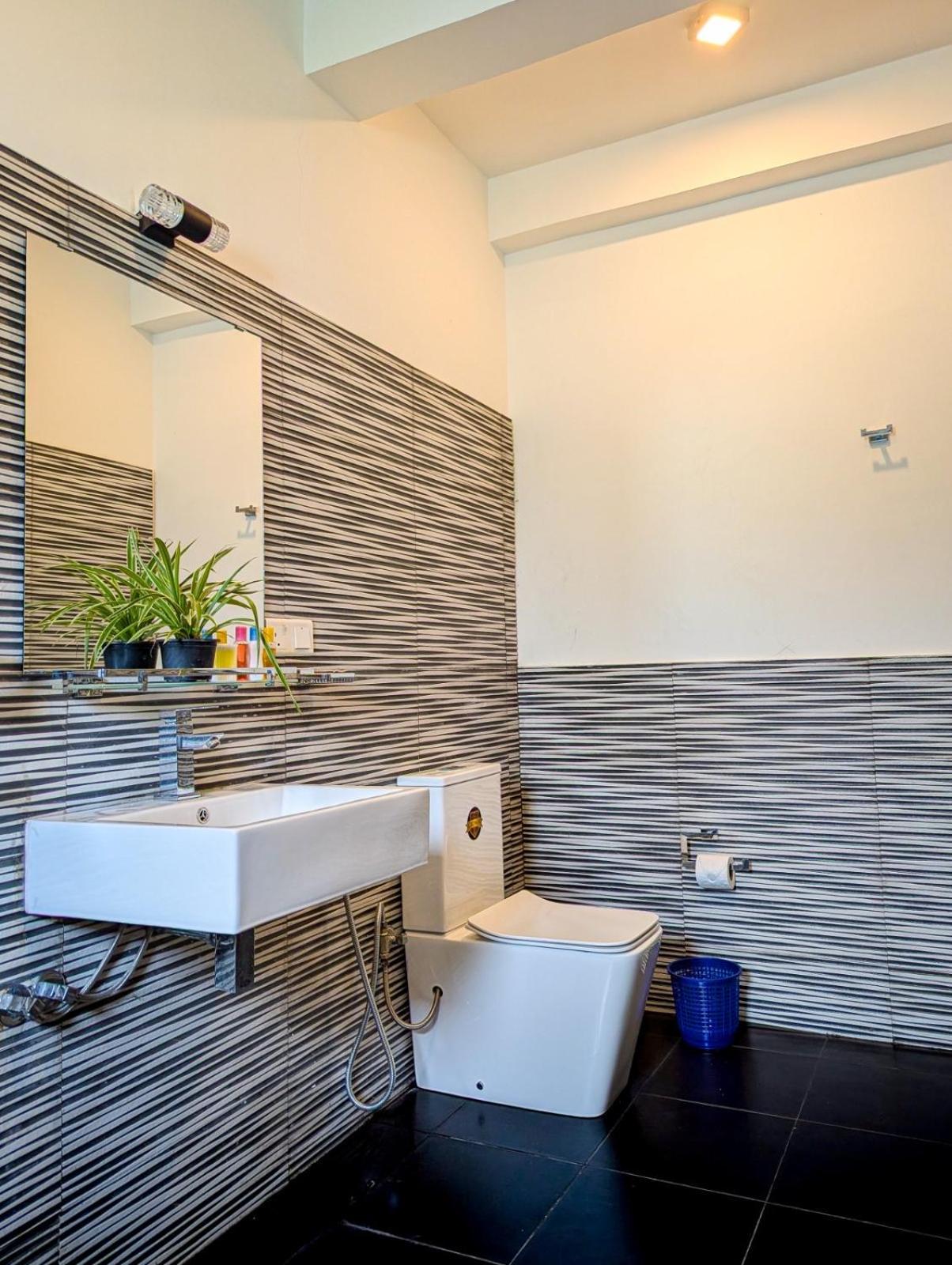 Airport Hotel By Cmb Apartments Negombo Extérieur photo
