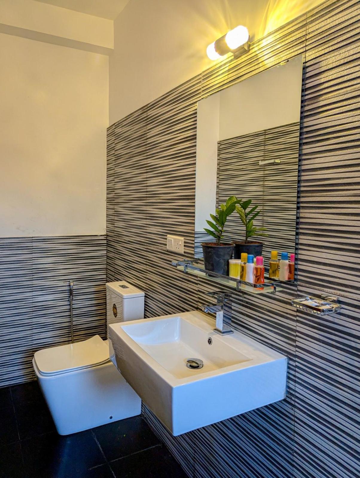 Airport Hotel By Cmb Apartments Negombo Extérieur photo